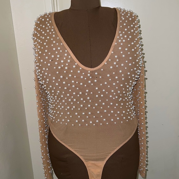 🚫SOLD🚫 FASHIONNova NUDE/PEARL BODYSUIT Size 1X. Gently Used - Picture 2 of 4
